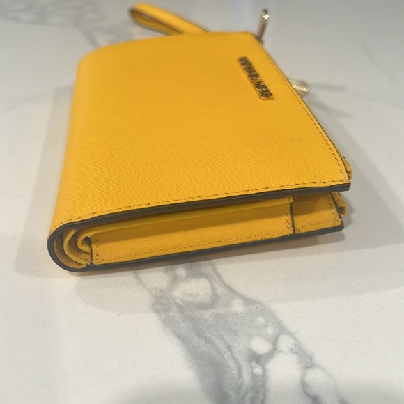 💛Cute. Michel Kors WRISTLET. - Picture 8 of 16